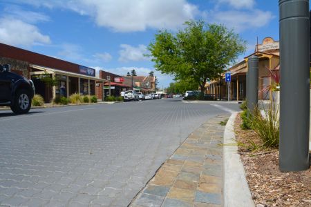 Dawson Street in Strathalbyn with cars parked and driving